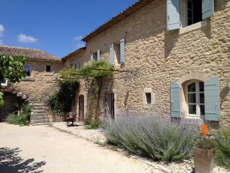Installation d’un système d’alarme SECURITEC sur un mas provençal en pierre à Maussane-les-Alpilles, avec volets bleus et jardin.