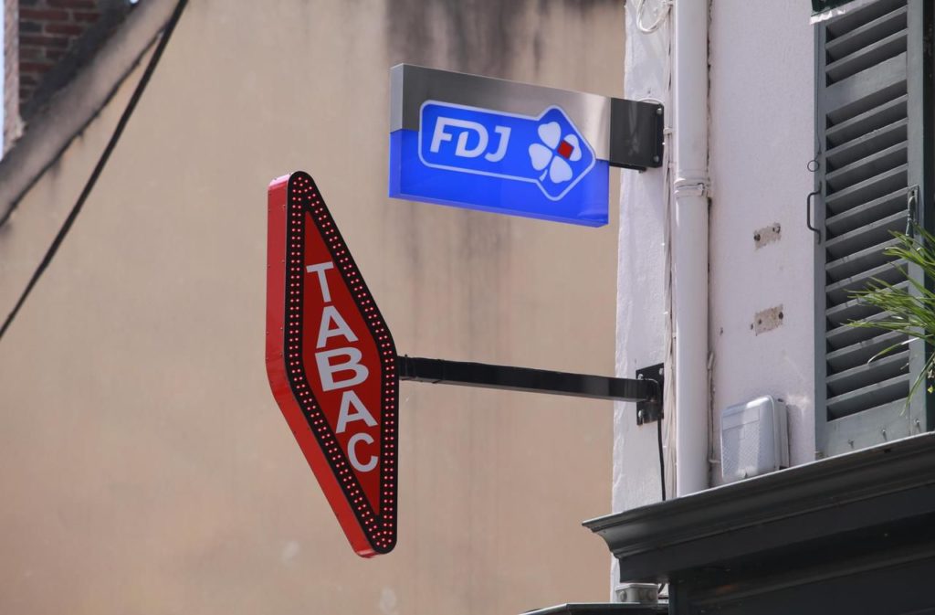 Sécurité d'un débit de tabac avec aides Douanes