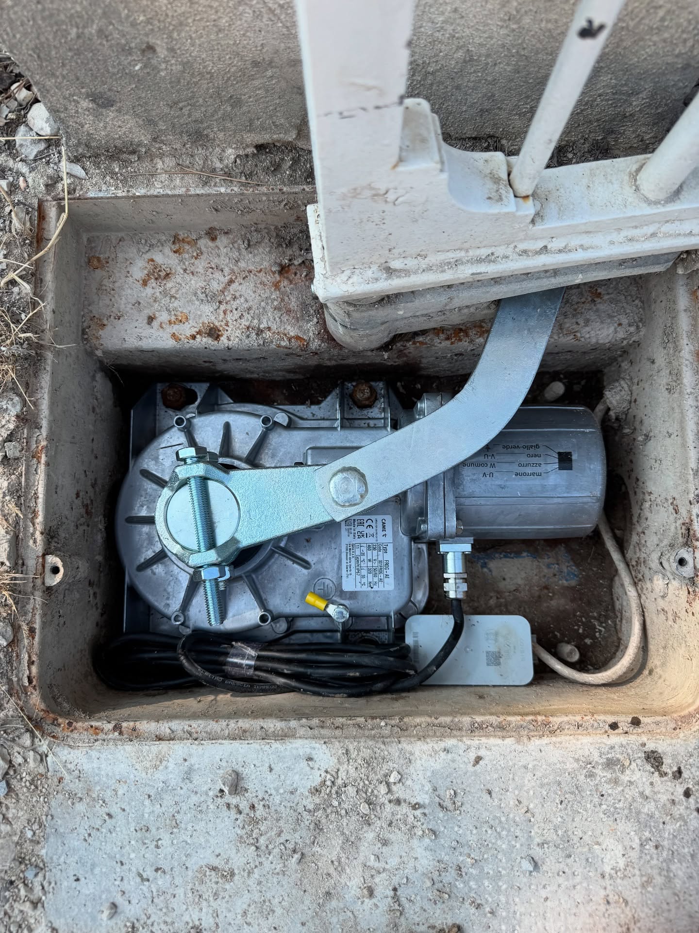 Moteur d’automatisme CAME installé dans un portail automatique de résidence